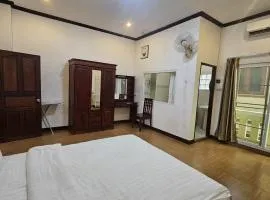 Ali Xayathit Apartment & Hotel