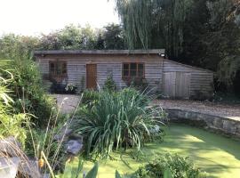 Cosy South Gloucestershire Cabin Retreat, hotel v destinaci Yate