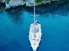 Nautical Nomads Yacht Charter, Hotel in Tivat