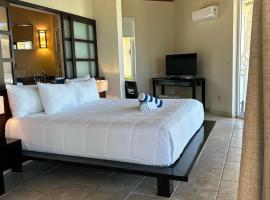 Sky Beach Club Bungalow 3 Steps from Beach With Club, Pool bungalow, hotel v destinaci Colebrooke Dale