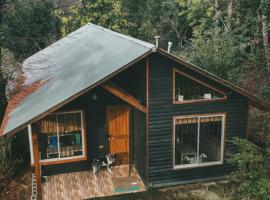 Cabaña en Los Lleuques, termas de Chillán, hotel in Recinto