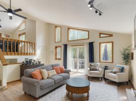 Poconos Hideaway - Woods & Wildlife, hotel in Tobyhanna