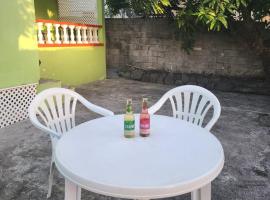 Hidden Bungalow, hotell i Roseau