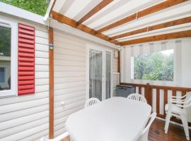 Swanky Mobile Home in Saint Jean de Monts near Seabeach, hôtel à Saint-Jean-de-Monts