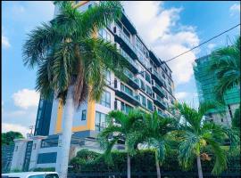 2BR Condo with Rooftop Pool - G28, hotel v destinaci Kingston