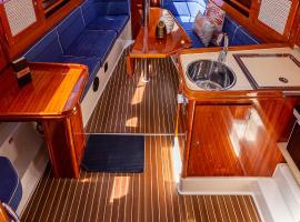 Stunning Boat 2 BEDROOMS, WC, high ceiling, khách sạn ở Lisboa