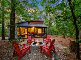 Couple Getaway - Romantic 1BR Cabin in Broken Bow - Sleeps 4, Hot Tub, Fire Pit, Fireplace & Close to Lake
