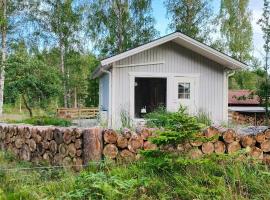 Newly Built Cottage By The Shore Of Lake Vättern,位于卡尔斯堡的酒店