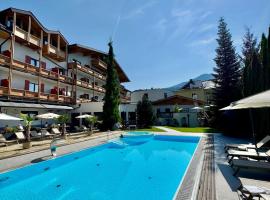 Upside Down Town Hotel Neue Post, hotel a Zell am See