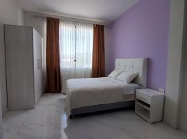 Amplio departamento en Tarija con terraza y garaje, hôtel à Tarija