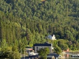 Base Camp Hamarøy, hotel in Sørkil