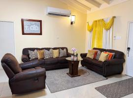 L&V Paradise Vacation Home with Pool and Gym, hotel in Falmouth