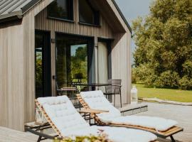 The Sound of Silence - romantic tiny house near Riga, hotel in Salaspils
