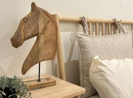 غرفة نوم مودرن بدخول ذاتي رقم سري，位于泰布克的酒店