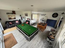 The Green Bus and the lodge, hotel in Woodstock