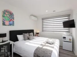 205 Modern King BR with Fast WiFi - Brunswick East