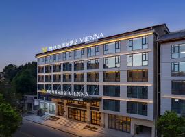 Vienna International Hotel--Free Shuttle Service to East Gate of forest park,Free Chinese-western Breakfast,Free Freah Coffee,Free Self-Service Laundry & Drying, Attraction Tickets Serivce in advance,位于张家界的酒店