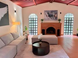 Rancho con cuatrimotos y cine, hotel em Villa Victoria