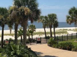 Beachside 1st Floor Condo, Hotel in Pass Christian