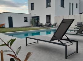 The Moment Luxury Suites, ξενοδοχείο σε Parndorf