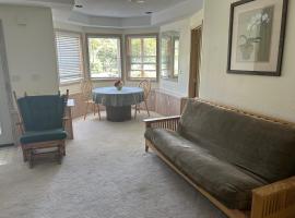 Quiet Back Garden View Apartment, Hotel in Seattle