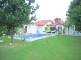 Aravali Farm Gurgaon, 3 Bedroom Villa with Lawn Barbeque Grill and Pool，位于古尔冈的酒店