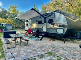 Family Friendly Camping in Crystal River、クリスタルリバーのホテル