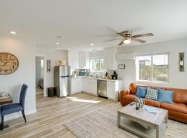 Peaceful Peoria Bungalow with Pool and BBQ, hotel v destinaci Peoria