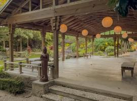 Delightful Sukiya Tiny House! Japanese Garden in Homestead, hotel in Homestead