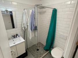 Room in city Nice, ξενοδοχείο στη Νίκαια