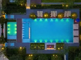 Zhangjiajie SANHE Hotel-Tea Ceremony, Tea Tour, Free pick up service more than 2 nights,Free Shuttle Service to East Gate of Forest Park, Free Welcome Tea, Free folk costume experience,English Customer Service
