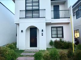 ELISA'S 3 Bedroom with pool,位于圣巴勃罗的酒店