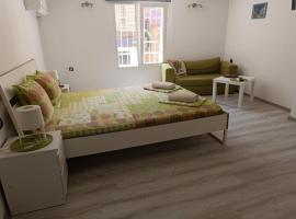 Wendy House - Central Sofia - 3BRDR - Private Courtyard - 5 min to Vitosha blvd, hotel v Sofii