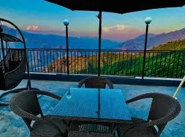 Hilltop Haven With Scenic Mountain View