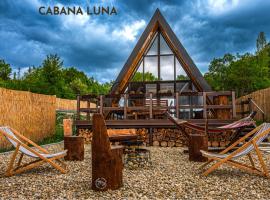 Cabana Luna & Terra A Frame by Cabanele Galaxy, hotel en Cucuteni