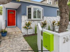 Chic Venice Beach Bungalow Steps from the Canals & Beach, hotel in Los Angeles