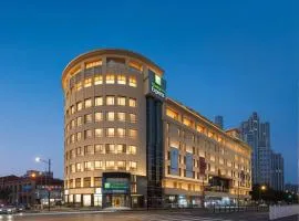 Holiday Inn Express Shanghai on The Bund by IHG