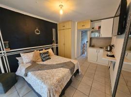 12 on lake Grassy Park, Hotel in Parkwood