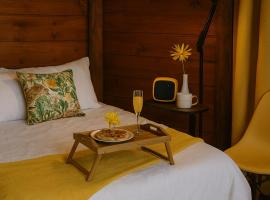 Tiny Huts Campsite - Free Massage Hot Tub Sauna Waterfall Nearby, hotel in Tulbaghweg