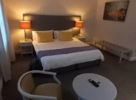 Hollow on the Square City Hotel