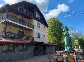 Pârâul Rece Transfăgărășan, hotel i Cârţişoara