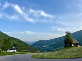 Stellplatz mit Aussicht auf Bergbauernhof, ξενοδοχείο σε Rennweg