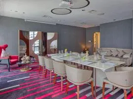 Novotel Hotel Suites Residences Manila by Amira Luxury