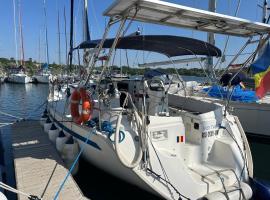 Baby Two Sailing Boat, hotel en Limanu