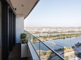 Skyline Suite - Danube-View Balcony & Pool, khách sạn ở Wien
