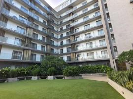 Sky View Condo at Lennox, hotel em Trofwi