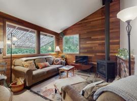 Moss & Moon Cottage, hotel in Langley