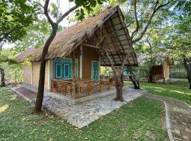 Lake Forest Holiday Resort, hotel in Kataragama