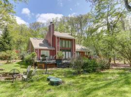 Hot tub, Sauna, fire pit, games and nature in Lake Poconos, ξενοδοχείο σε Pocono Summit