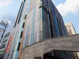 Tria Business & Boutique Hotel